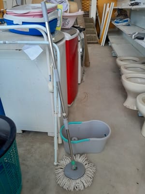 MOP DE LIMPEZA COM ESFREGÃO E BALDE