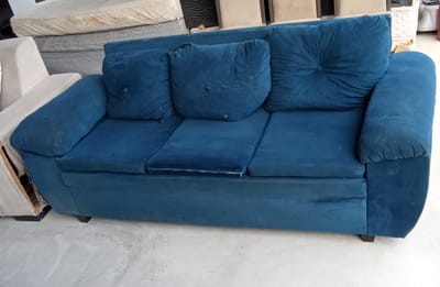 SOFÁ DE VELUDO DE TRÊS LUGARES