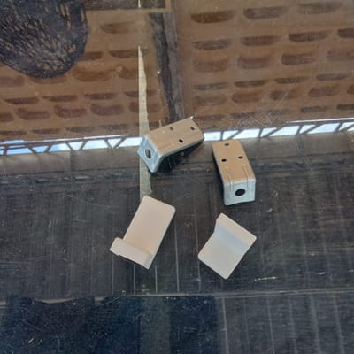 CANTONEIRAS DE AÇO ZINCADO COM PLACAS PLÁSTICAS