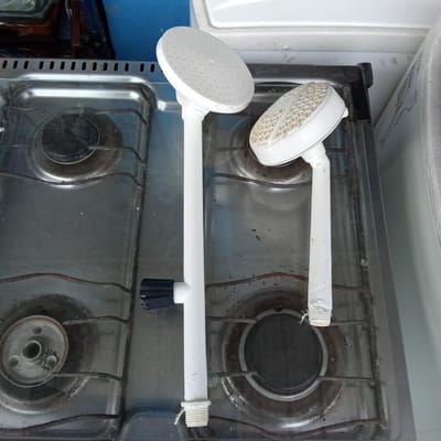 CHUVEIROS FRIOS DE PLÁSTICO