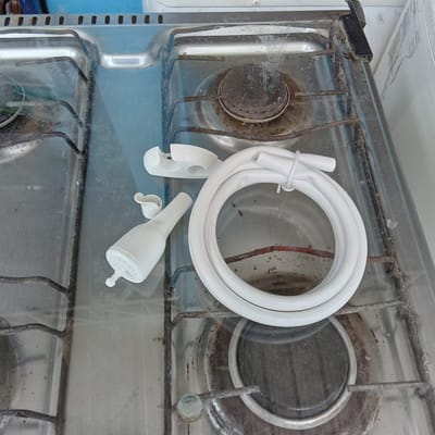 KIT CHUVEIRINHO COM MANGUEIRA E SUPORTE