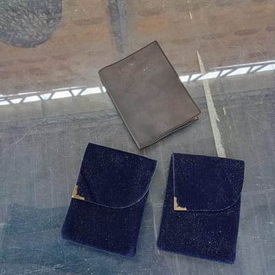 KIT ENVELOPES DE VELUDO PARA JÓIAS E CARTEIRA DE COURO