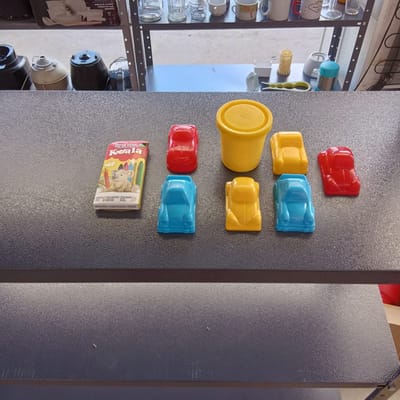 KIT SUPER MASSA CARRINHOS, COM POTINHO E CAIXA DE GIZ DE CERA