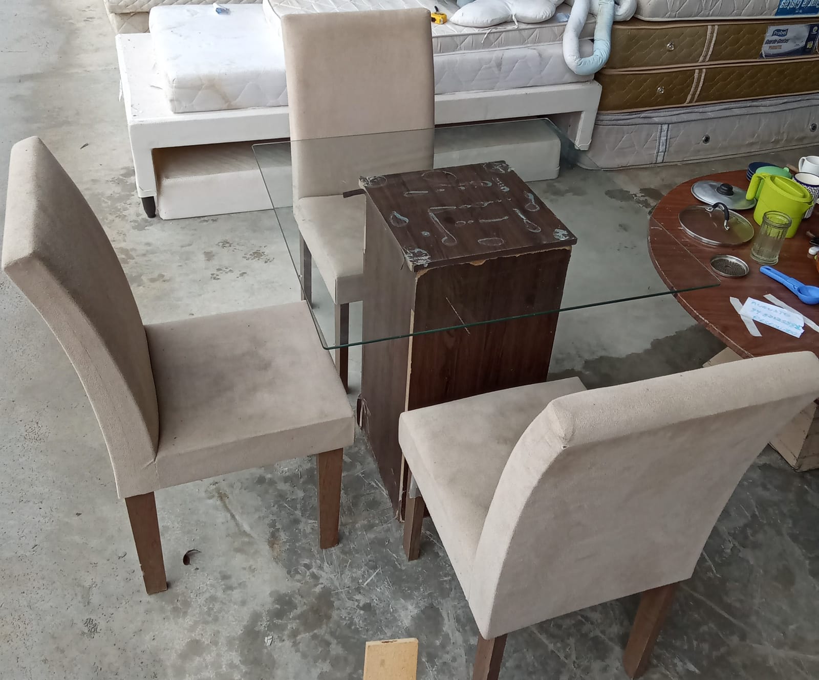 MESA COM CADEIRAS